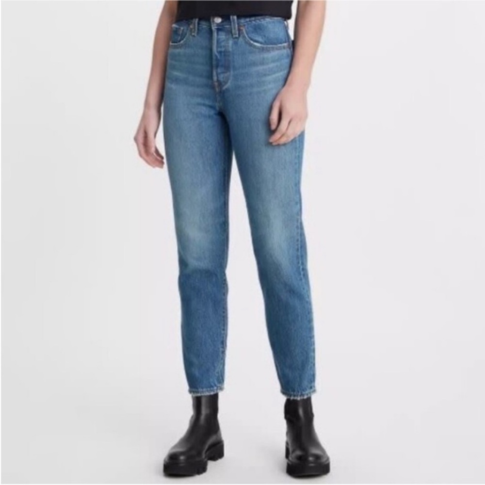 NWT Levi’s Premium Wedgie Icon Jeans in Athens Shut it
Size 26